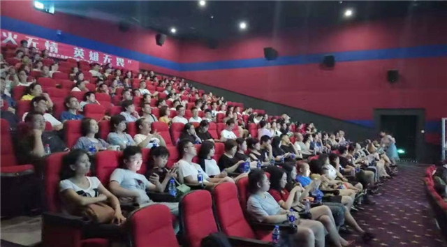 觀影《烈火英雄》，金帝新老客戶與黃曉明一起致敬最美逆行者